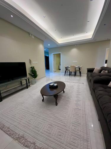 a living room with a couch and a coffee table at قمم الخضراء 