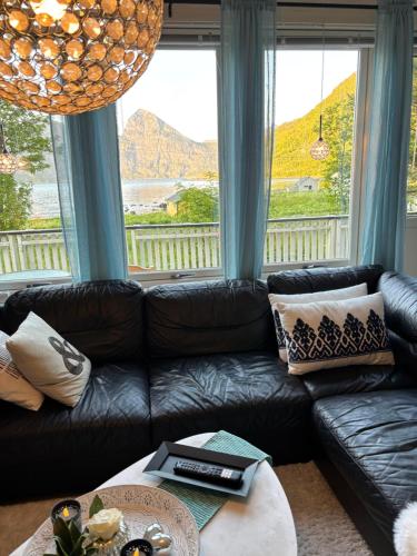 a living room with a leather couch and large windows at Linda`s house in Grashopen