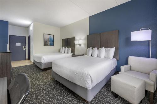 Postel nebo postele na pokoji v ubytování Best Western Bolingbrook Hotel