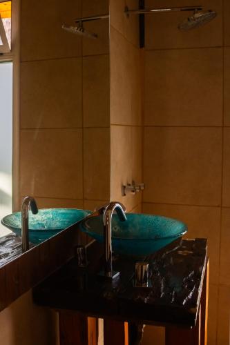 a bathroom with two blue sinks on a counter at Cabaña Finca La Micela - Tupungato in Tupungato