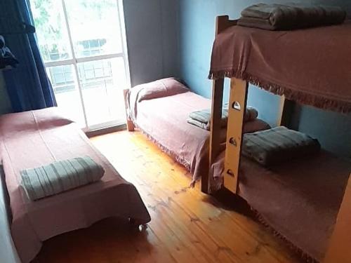 Una cama o camas en una habitación de Parivaar Host