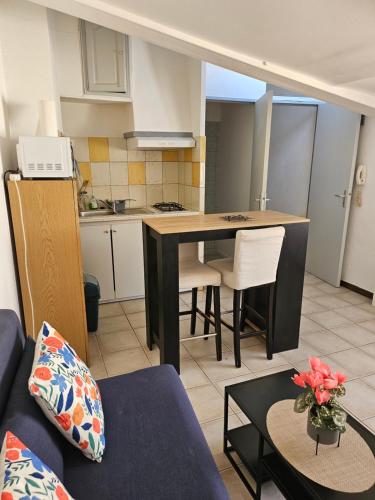 une cuisine et un salon avec une table et des chaises dans l'établissement agréable T2 au centre ville, à Manosque