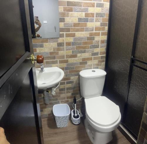 パルミラにあるRenta Smart - Italia Palmira - Tranquilidad y Confortの白いトイレと洗面台のあるバスルーム
