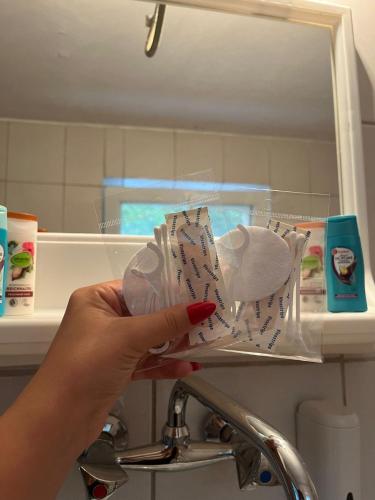 Una persona sostiene un cepillo de dientes frente a un lavabo. en Krupajska bajka, en Krepoljin