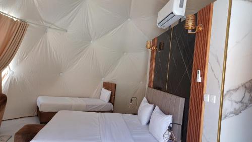 Ένα ή περισσότερα κρεβάτια σε δωμάτιο στο Echo of Ram Luxury Camp