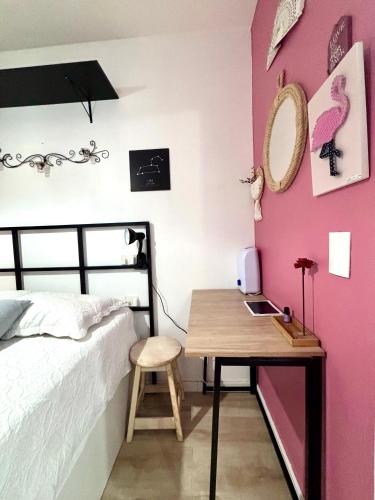 a bedroom with a bed and a desk with a laptop at Ap completo com ar e garagem coberta próximo ao metrô in Brasilia