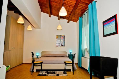 a bedroom with a bed and a table and chairs at Casa34 in Ragusa