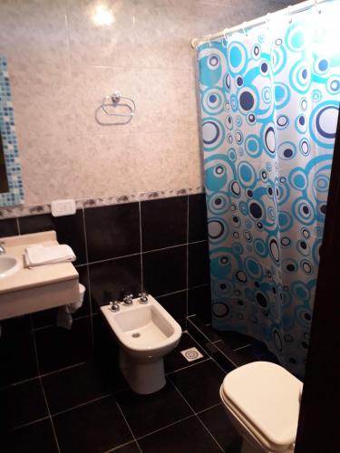 a bathroom with a toilet and a sink and a shower at Cabañas La FLorencia in Magdalena
