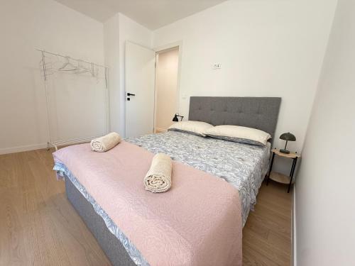 Ένα ή περισσότερα κρεβάτια σε δωμάτιο στο Arborea, luxury apartment with private yard