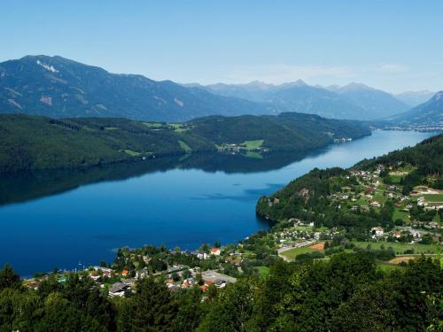 a view of a lake in the mountains at Yannsa in Untertweng