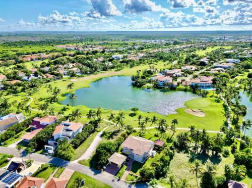 Fotografie z fotogalerie ubytování Modern 2BR with golf view, pool front oasis v destinaci Punta Cana