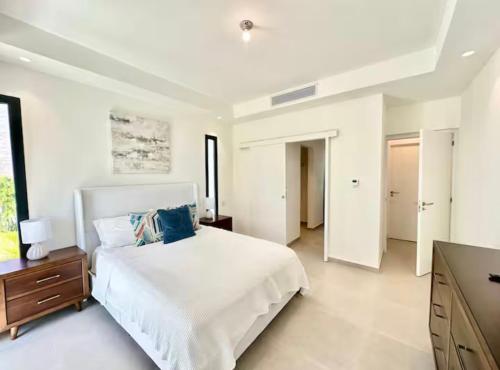 เตียงในห้องที่ Modern 2BR with golf view, pool front oasis