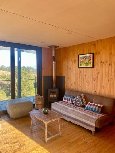 a living room with a couch and a table at Casa de campo Matanzas in Navidad
