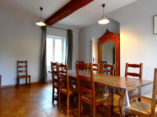 une salle à manger avec une table, des chaises et un miroir dans l'établissement Gîte familial avec jardin clos, à Saint-Georges-sur-Eure, 7 chambres pour 14 pers, proche Chartres - FR-1-581-84, à Saint-Georges-sur-Eure