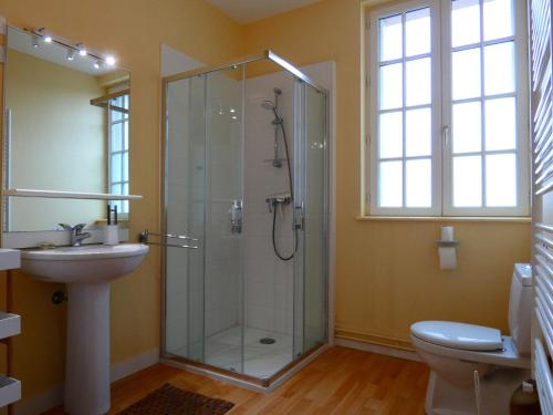 Ένα μπάνιο στο Gîte familial avec jardin clos, à Saint-Georges-sur-Eure, 7 chambres pour 14 pers, proche Chartres - FR-1-581-84