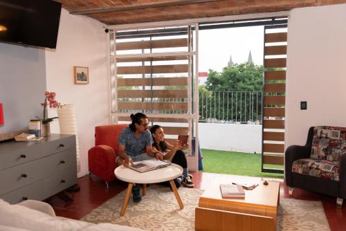 Ein Sitzbereich in der Unterkunft Hostel Nube Mía