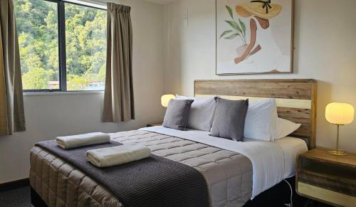 Voodi või voodid majutusasutuse Wild Kea Lodge Franz Josef toas