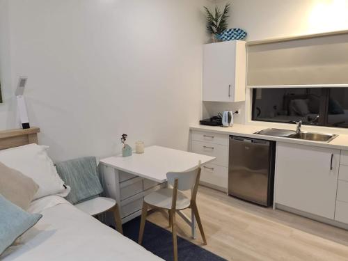 Una cocina o cocineta en Lexs Guesthouse