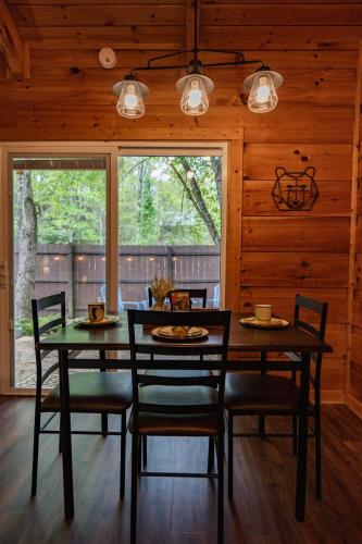 Fotografie z fotogalerie ubytování Smoky Mountain Cabin w/HotTub in Screened-in Patio v destinaci Glade