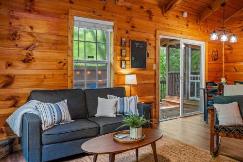 Posezení v ubytování Smoky Mountain Cabin w/HotTub in Screened-in Patio