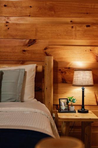 Postel nebo postele na pokoji v ubytování Smoky Mountain Cabin w/HotTub in Screened-in Patio