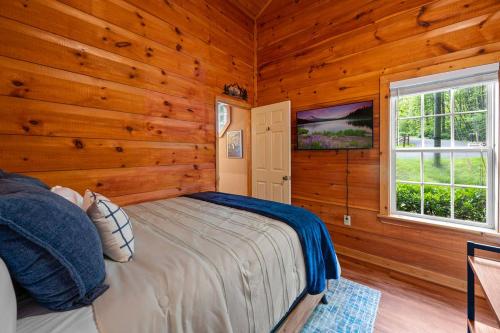 Postel nebo postele na pokoji v ubytování Smoky Mountain Cabin w/HotTub in Screened-in Patio