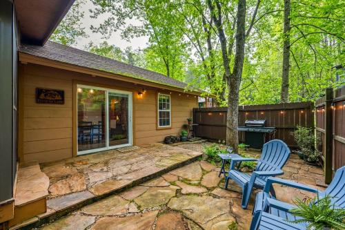 Zahrada ubytování Smoky Mountain Cabin w/HotTub in Screened-in Patio