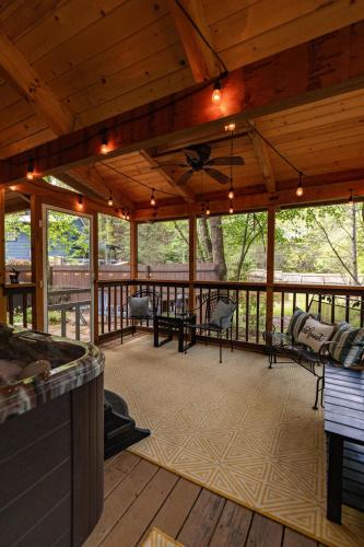 Balkón nebo terasa v ubytování Smoky Mountain Cabin w/HotTub in Screened-in Patio