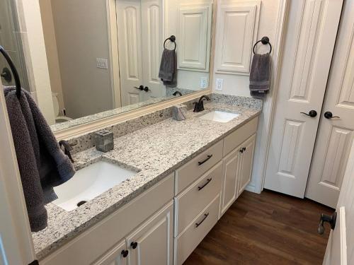 Ένα μπάνιο στο Charming new home near Canyon Lake/Guadalupe River