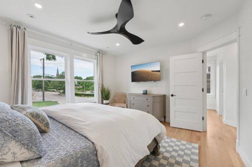 ein Schlafzimmer mit einem Bett und einem Deckenventilator in der Unterkunft NEW! Heritage Retreat in the heart of Stillwater in Stillwater