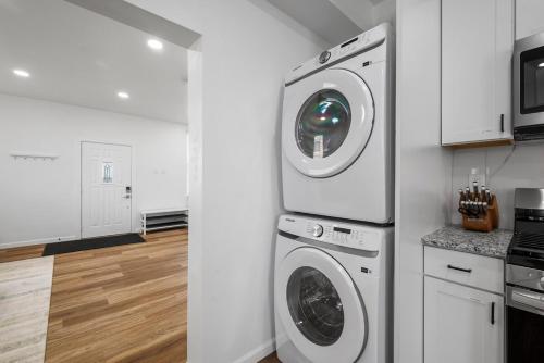 Kuchyň nebo kuchyňský kout v ubytování Pittsburgh Spacious and Modern Three Bedroom Apartment with Free Parking