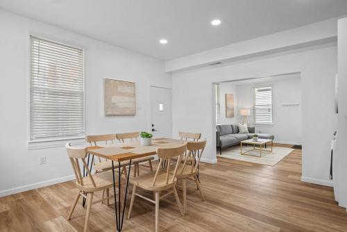 Posezení v ubytování Pittsburgh Spacious and Modern Three Bedroom Apartment with Free Parking