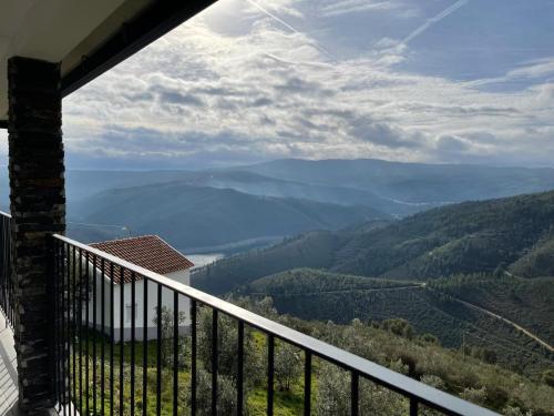 a balcony with a view of the mountains at Serradinho Country House 