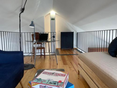 a living room with a bed and a table with a box at Serradinho Country House 