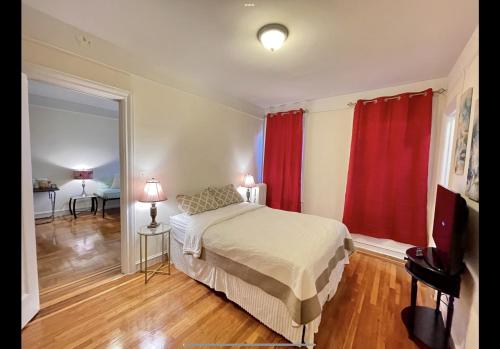 Postel nebo postele na pokoji v ubytování One Bedroom by Month Next to Bronx Zoo