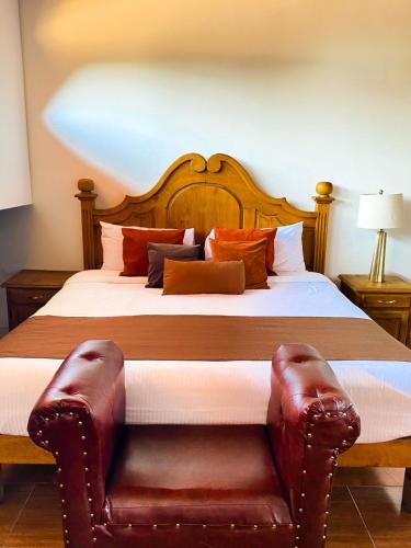 una camera da letto con un letto grande con testiera in legno di Hotel Boutique Pedregal a Coatepec