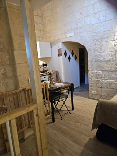 a dining room with a table and a kitchen at Casa Petra Bari in Bari