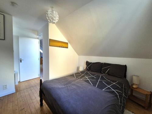 a bedroom with a bed and a ceiling at Tranquil Cottage, Maël-Carhaix in Maël-Carhaix