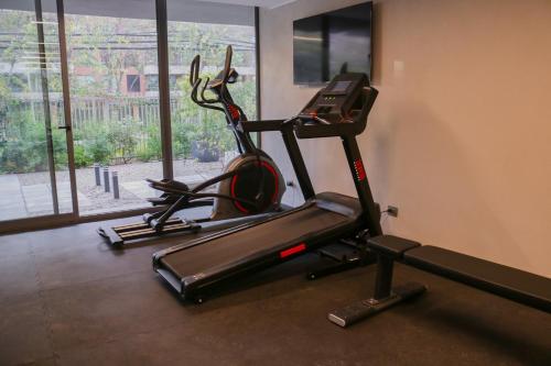 Fitness centrum a/nebo fitness zařízení v ubytování Moderno departamento vanguardista en el corazón de Las Condes