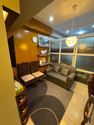 Ruang duduk di Zachys Place at Tagaytay Prime Residences