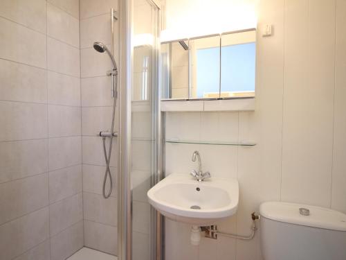 Kúpeľňa v ubytovaní Bel F2 avec terrasse, jardinet et cave - Mont-Dore centre - FR-1-415-138