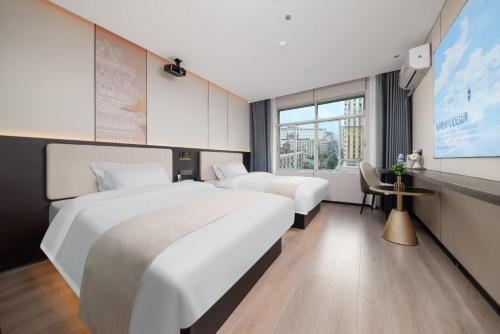 Postel nebo postele na pokoji v ubytování Jiduo Cinema Hotel