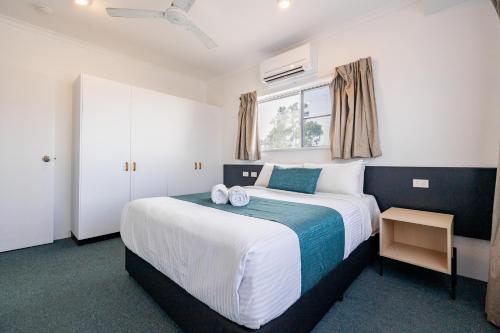 Una cama o camas en una habitación de Maraboon Motor Inn
