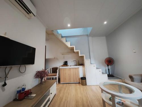 Телевизор и/или развлекательный центр в B-HOMEAWAY LUXURY Apartment - Ben Thanh Central