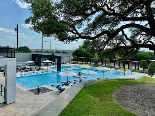 a large swimming pool with chairs and umbrellas at Pinky in Austin