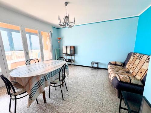 un salon avec une table et un canapé dans l'établissement BANYULS-SUR-MER, appartement T2 avec ascenseur proche plage - FR-1-309-102, à Banyuls-sur-Mer