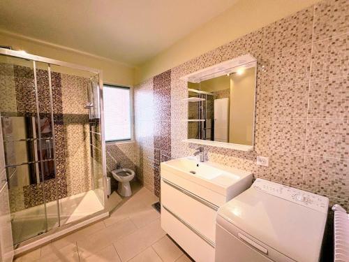 une salle de bain avec un lavabo, une douche et des toilettes dans l'établissement BANYULS-SUR-MER, appartement T2 avec ascenseur proche plage - FR-1-309-102, à Banyuls-sur-Mer