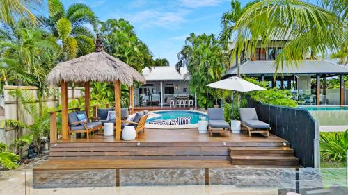 Πισίνα στο ή κοντά στο Mylara Beachfront Holiday Home