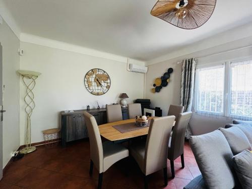 une salle à manger avec une table et des chaises dans l'établissement Maison à Argelès Plage, 50m de la Mer, WIFI, Clim, Terrasse, Parking Privé - FR-1-309-322, à Argelès-sur-Mer