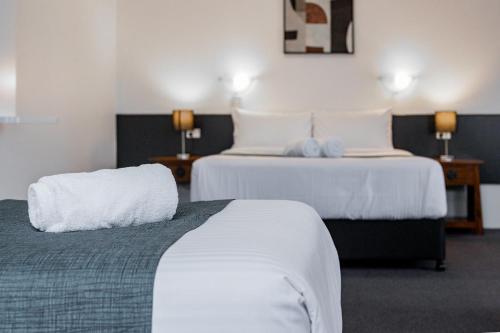 Una cama o camas en una habitación de Maraboon Motor Inn